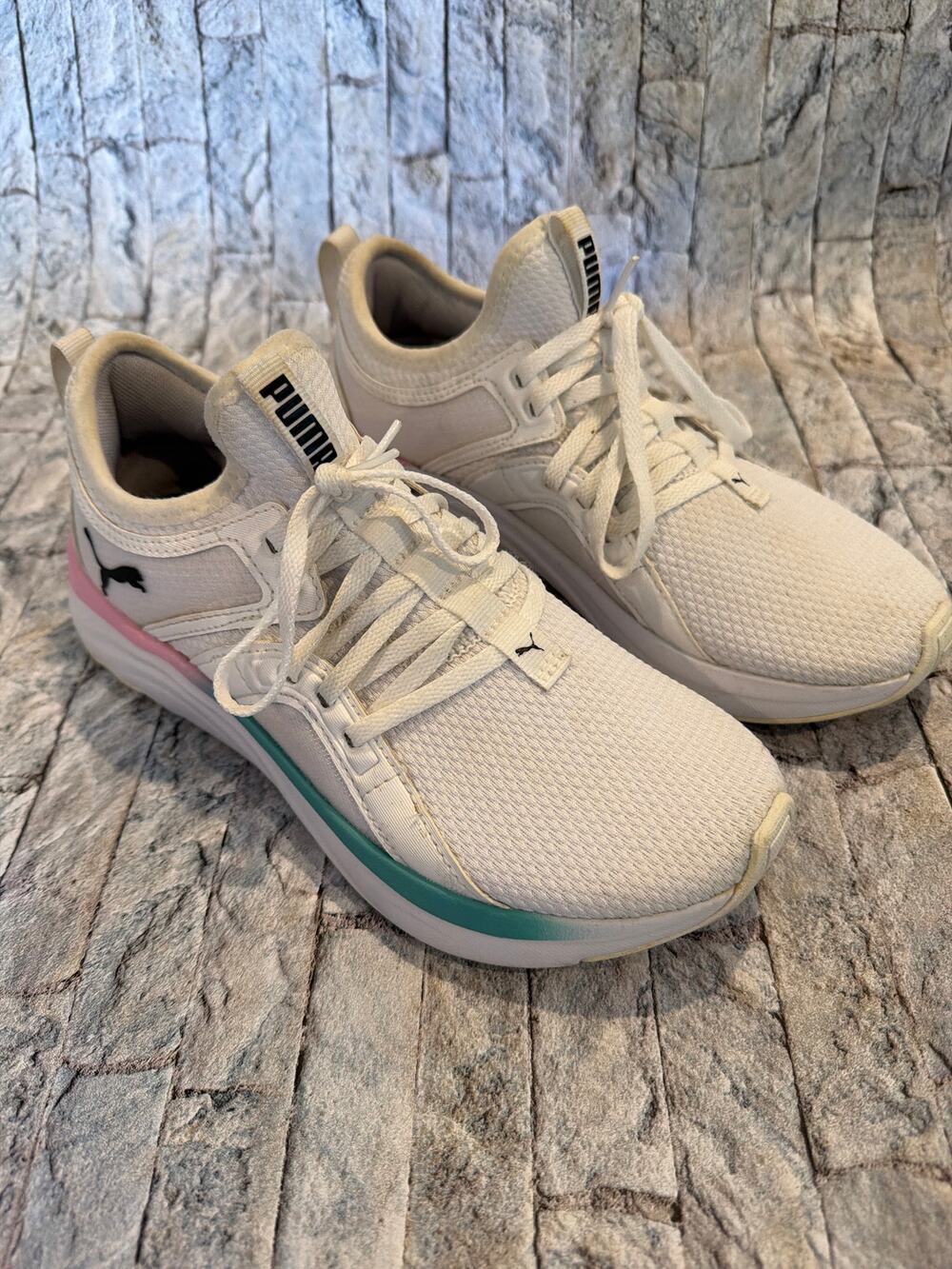 6C Puma white tennis shoes